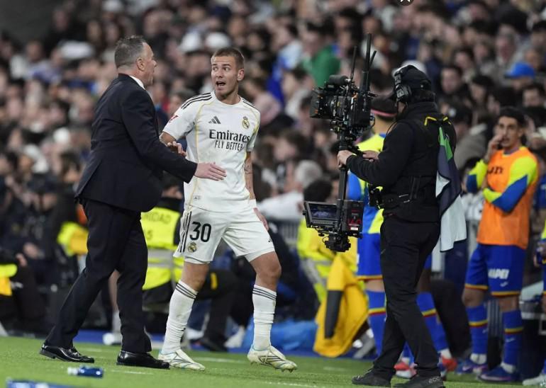 u8国际-每体:赫伊森与马斯坦托诺遭伯纳乌狂嘘,皇马球迷耐心已耗尽