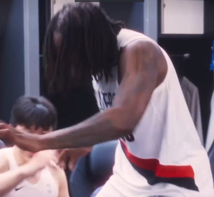 u8娱乐-暂列西部第八!罗威拉着杨瀚森在更衣室跳舞 庆祝胜利